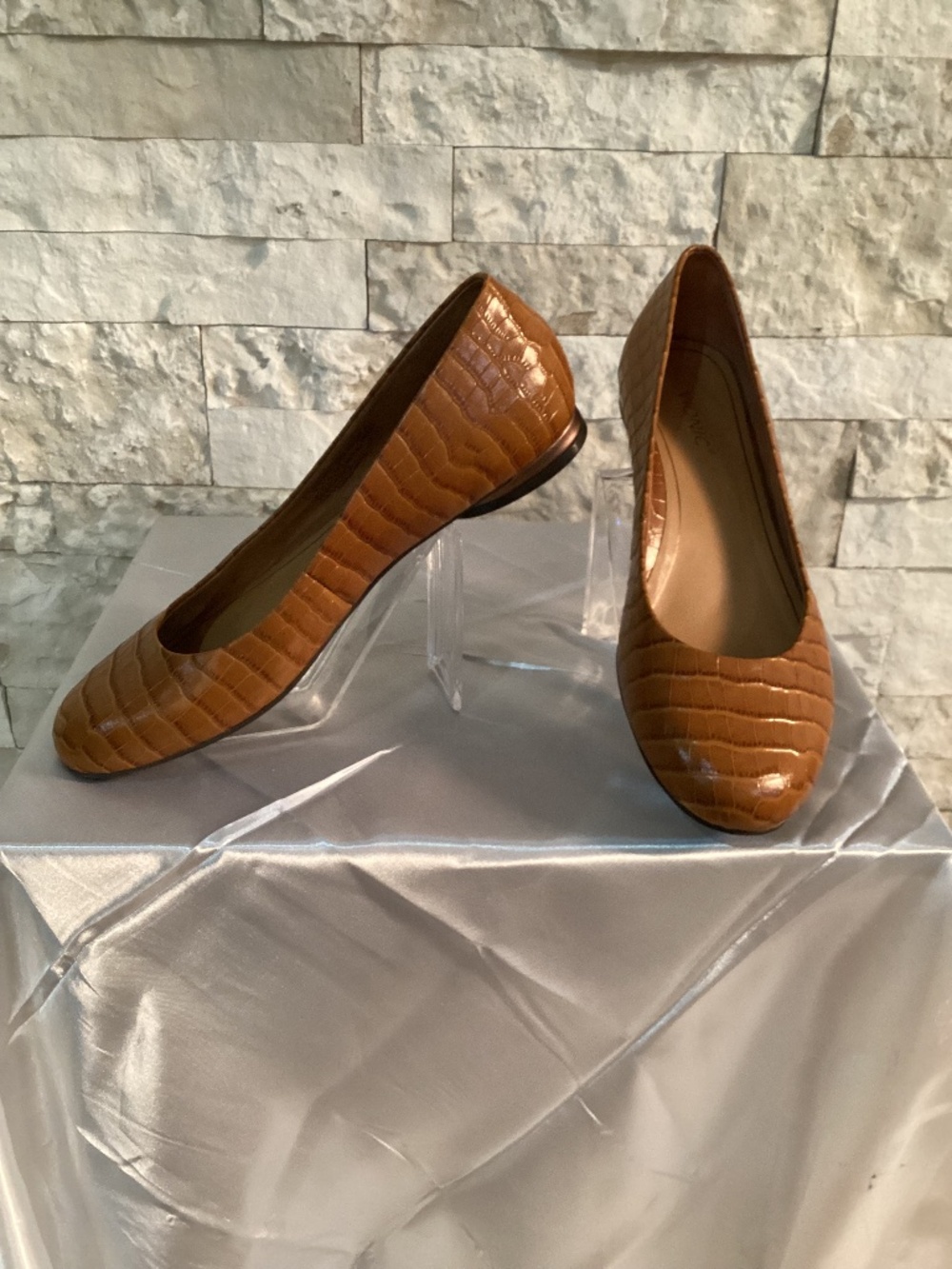 Vionic Hannah Croc-Embossed Leather Ballet Flats